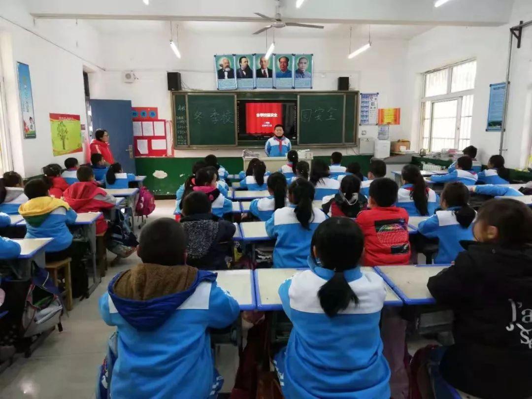 名扬天下三合局,风起云涌鑫字开什么生肖详细解答、解释与落实、构建解答解释落实